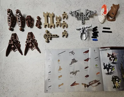 Lego Bionicle Piraka Avak (8904) - Incomplete with Manual 