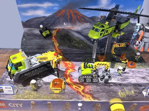 LEGO CITY 60122 Volcano Crawler 60123 Supply Helicopter plexi store display