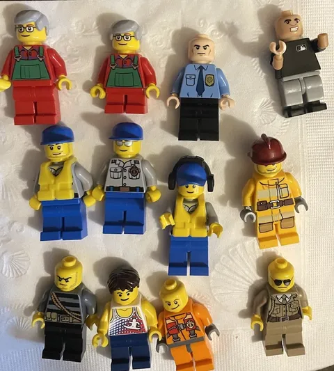 Lot of 12 LEGO Minifigures Various