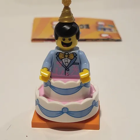 Lego Minifigures Series 18 #10 Birthday Cake Guy (71021)