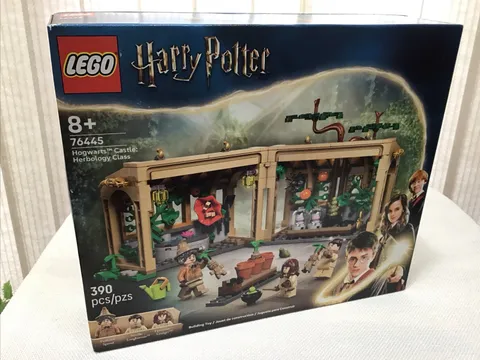 LEGO Harry Potter 8 + Hogwarts Castle Herbology Class 76445 New Sealed
