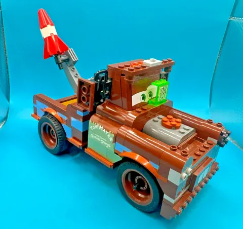 LEGO Disney Pixar Cars 2 Ultimate Build Mater 8677 Tow Truck Spy Gear Set