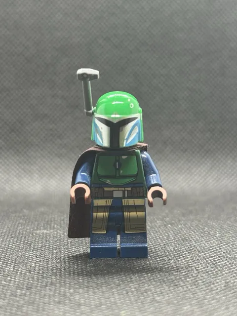 Mandalorian Tribe Warrior sw1078 Female, Dark Brown Cape, Green Helmet with Ante