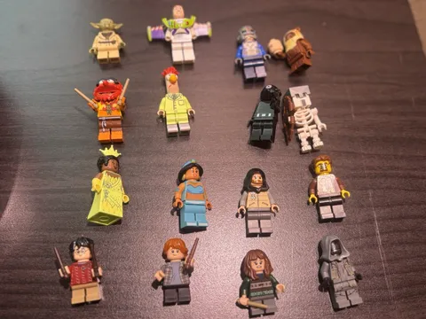 LEGO Minifigure Lot 16 Random Star Wars, Harry Potter, Muppets,Toy Story Figures