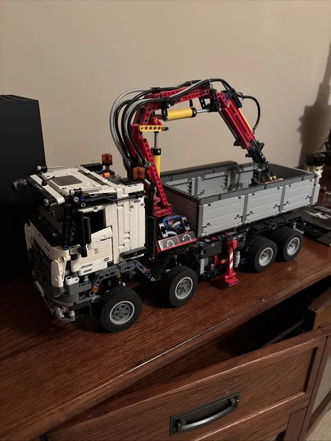 (BUILT) LEGO TECHNIC: Mercedes-Benz Arocs 3245 (42043)
