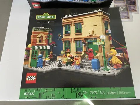 LEGO Set 21324 - 123 Sesame Street - Retired New and Sealed Free Ship!