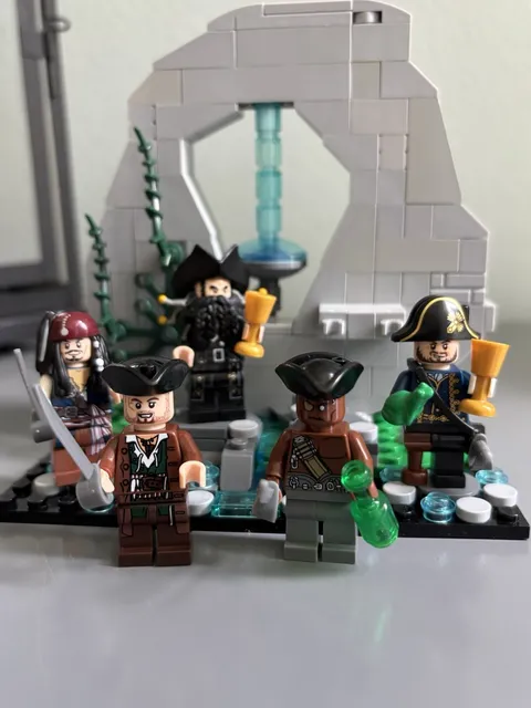 Lego Fountain of Youth MOC Minifigures Jack Sparrow Blackbeard Barbossa pirates