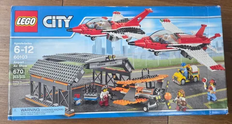 LEGO CITY AIRPORT SHOW 60103 670 PIECES RETIRED FACTORY SEALED  With Minifigures