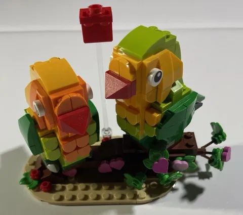 LEGO 40522 Valentine Lovebirds Missing Heart X1 Wing And 2 Base Legos