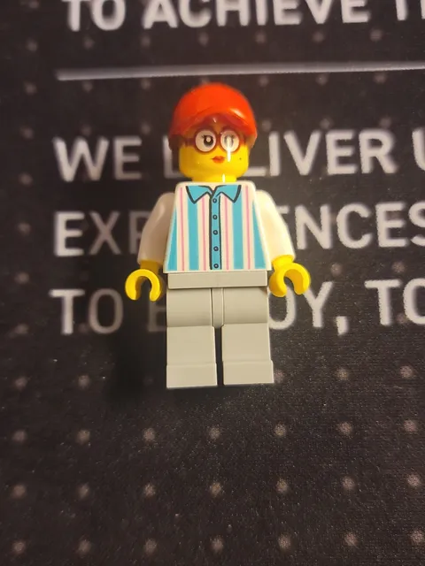 LEGO Icons Female Pretzel Vendor Minifig twn434, Looping Coaster Set #10303