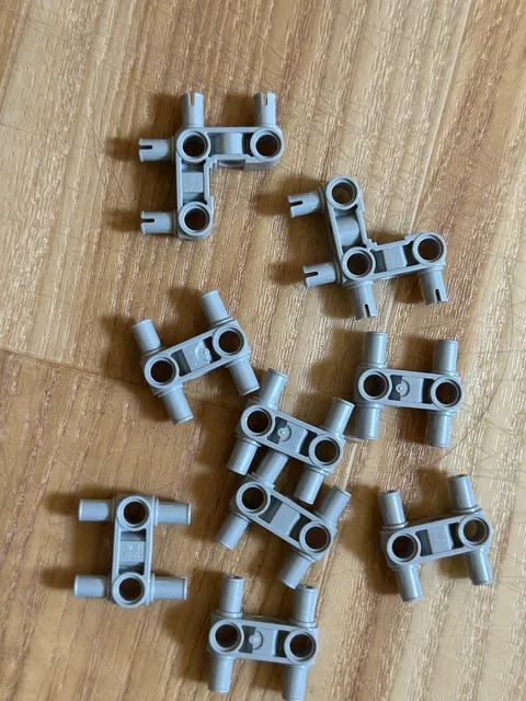 Lego technic parts. 7x I pieces, 2x L pieces. Lightly used no damage.