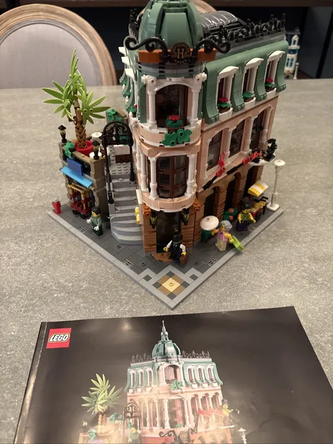 LEGO Icons: Boutique Hotel (10297)