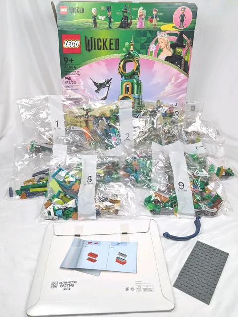 LEGO Wicked 75684 Welcome to Emerald City 945pcs 9+ Glinda Elphaba Open Box Desc
