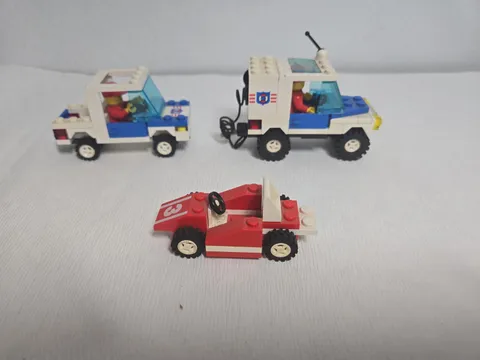 Vintage Legos With 2 Figures