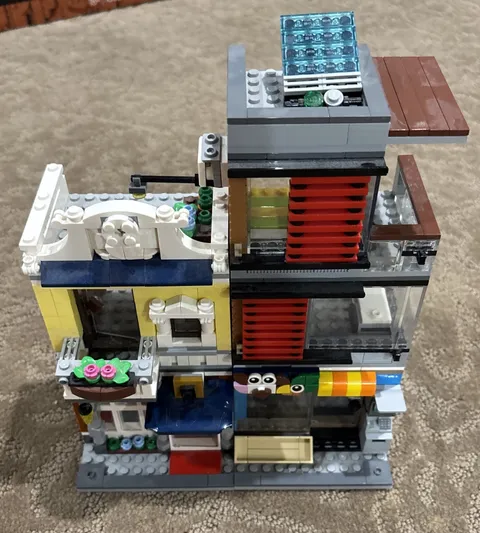 LEGO Creator Townhouse Pet Shop & Café 31097 as shown city build No Minifigures!