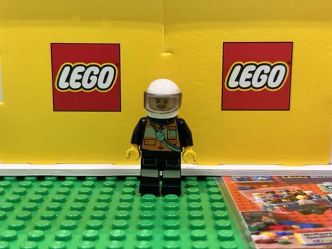LEGO MINIFIGURE Female Fire Fighter cty0736 ~ Town City Fire 10740