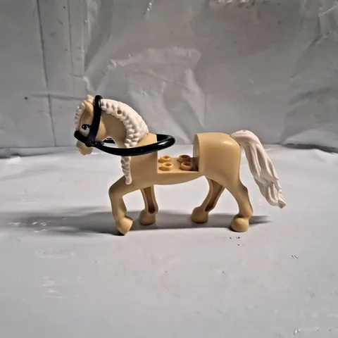 LEGO Tan Horse with Brown  Eyes  Black Eyelashes White Mane And Tail