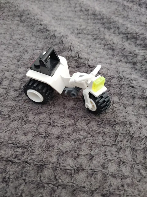 LEGO 3 Wheeler ATV Tricycle Motorcycle White  Minifigure Police Nice!