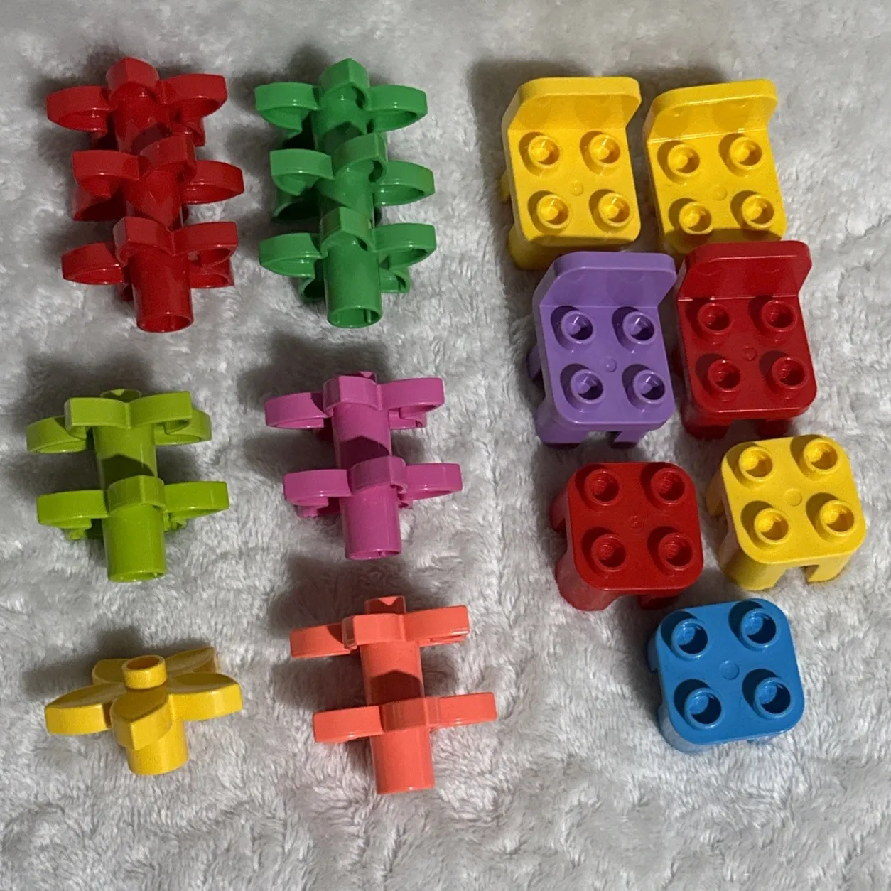 Lego Duplo 13 Pieces of Flowers and 7 Chairs