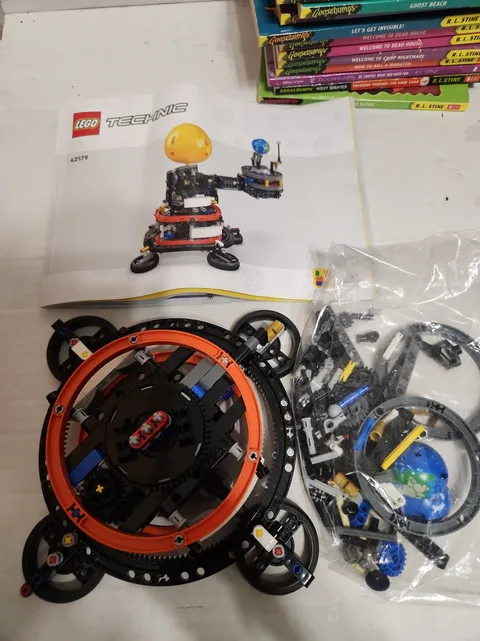LEGO TECHNIC: Planet Earth and Moon in Orbit (42179) - Incomplete 