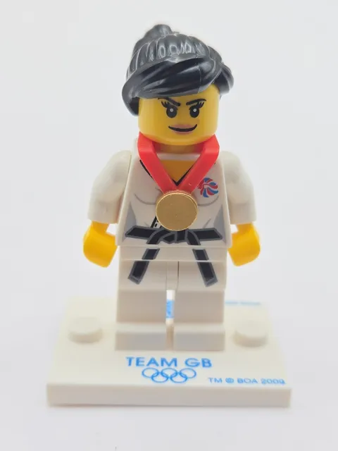 Lego Judo Fighter Minifigure Team GB Series 8909  Retired Free Shipping 