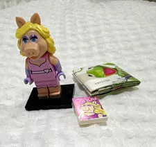 LEGO Minifigures The Muppets Miss Piggy (Piggy) Minifigure w/ Tile & Stand