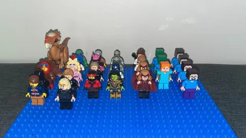 LEGO Minifigure Lot Marvel Minecraft Ninjago TMNT James Bond  25+ Figures