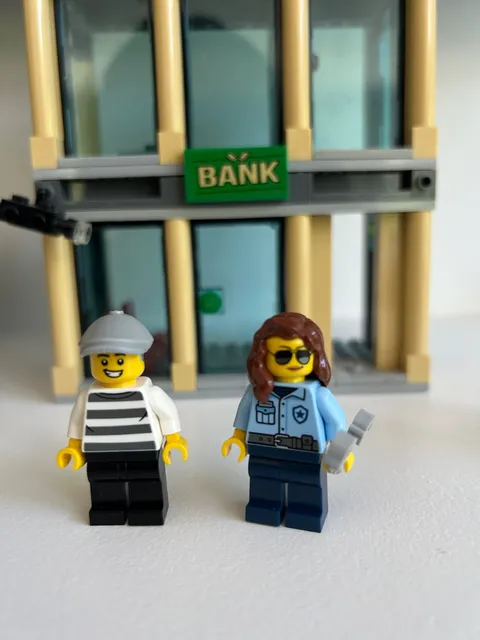 LEGO CITY Police Officer Female Minifigure Handcuffs Bandit Thief Bank Chase