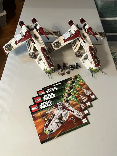 LEGO Star Wars 75021 Republic Gunship Lot of 2 Good Condition No Minifigures