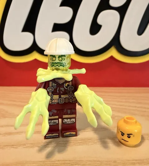 Lego Hidden Side "Pete Peterson" Minifigure With Accessories 