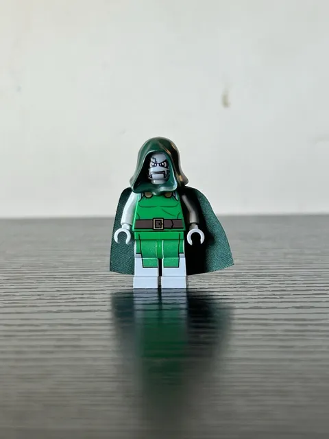 LEGO Dr. Doom Minifigure Sh0052 Marvel Superheroes From 76005! Great Condition