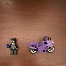 LEGO DC Catwoman Minifigure with Purple Catcycle Motorcycle - Catwoman Catcycle