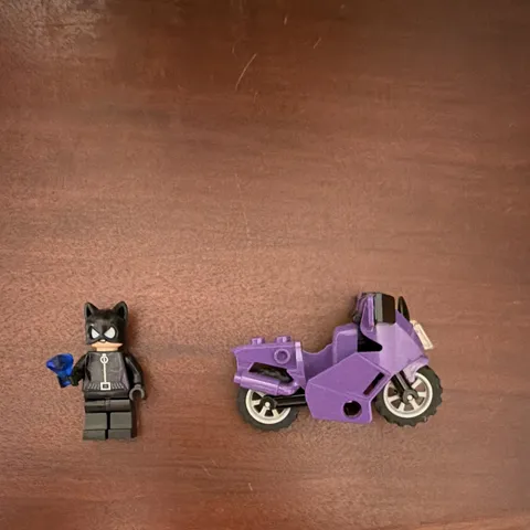 LEGO DC Catwoman Minifigure with Purple Catcycle Motorcycle - Catwoman Catcycle