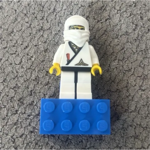 LEGO Minifigure White Ninja w/ Blue magnet Base, Plastic Figure