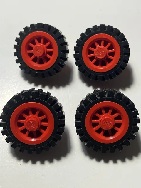 LEGO 4 Red Wheel Spoked 2 x 2 with Stud bb0019 Metal Axle With Medium Tread Tire