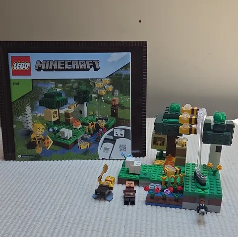 LEGO Minecraft The Bee Farm 21165 386pc Complete w/ Instructions Villager No Box