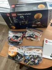 LEGO TECHNIC: Planet Earth and Moon in Orbit (42179)