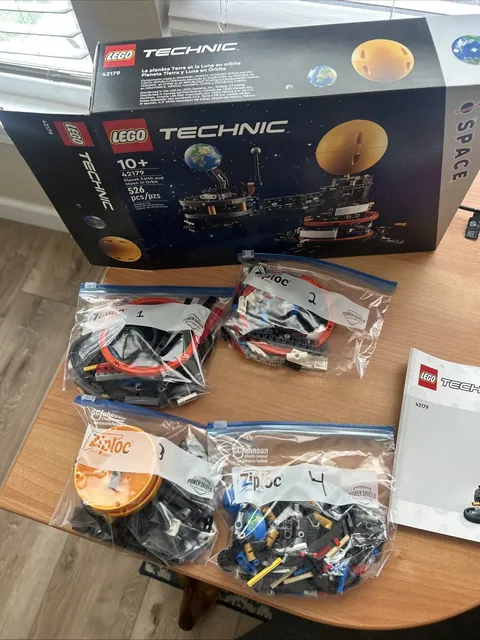 LEGO TECHNIC: Planet Earth and Moon in Orbit (42179)
