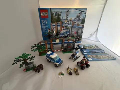 LEGO City Forest Police Station Building Toy (4440) 633 pcs Complete 