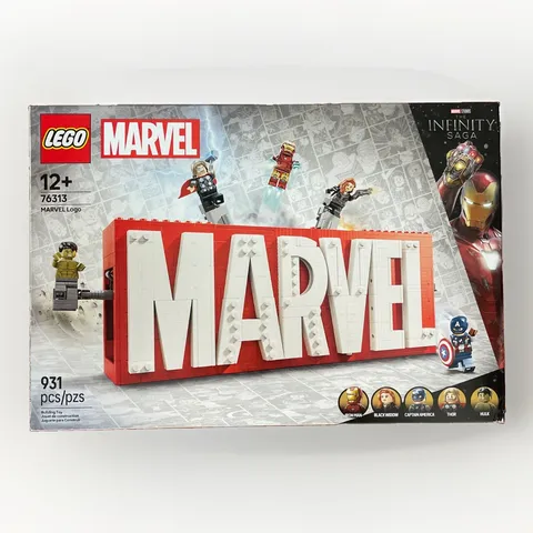 LEGO 76313 Super Heroes: Marvel Logo & Minifigures 931 PCS NEW, Free Shipping