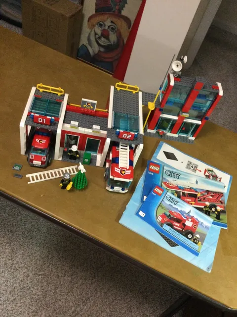 LEGO City 7208 Fire Station w/ Figures & Manuals NO BOX (READ)