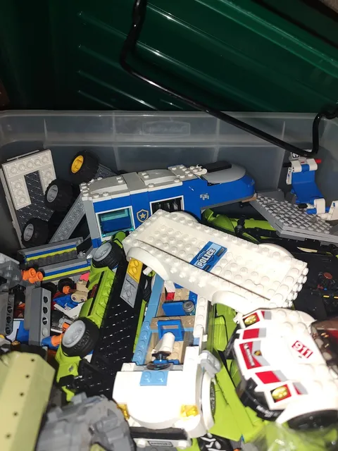 Over 20lbs Of Loose Legos, Instruction Manuals, And Some Minifigures 