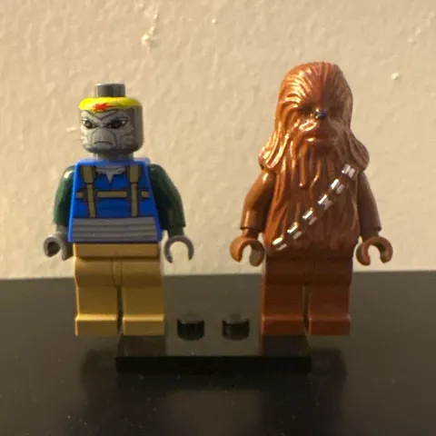LEGO Star Wars Minifigures Lot of 2 Chewbacca & Helmeted Figure (good condition