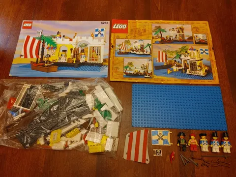 Lego set complet 6267 Lagoon Lock-Up PIRATE Imperial Soldier officer modele 1991
