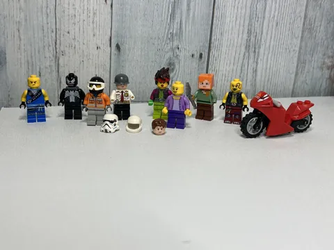 LEGO Minifigure Lot of  FIGURES AND PARTS and Incompletes mixed lot. 8 pieces.