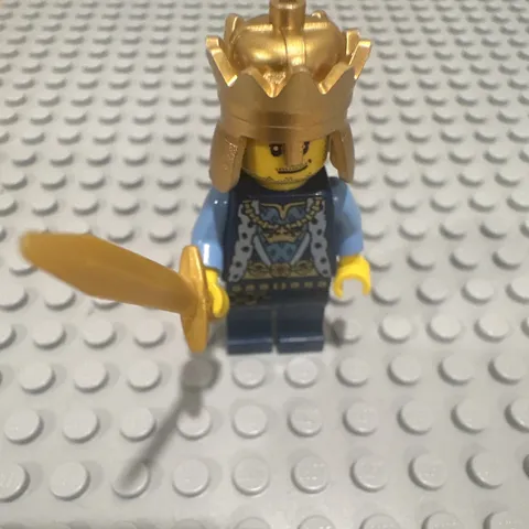 LEGO Minifigures King Minifigure w/ Gold Crown Helmet & Gold Sword
