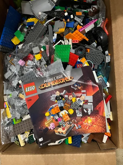 30 POUNDS OF CLEAN LEGOS MINECRAFT DUNGEON AND A LOT OF LITTLE PEOPLE.