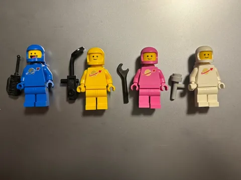 LEGO Classic Space Minifig Lot-Benny Blue-Pink-Yellow-White-Astronaut Spaceman 
