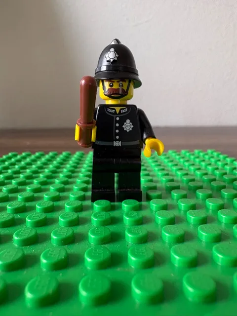 New LEGO CMF Minifigure 71002 Series 11 - Police Constable (col11-15) col177