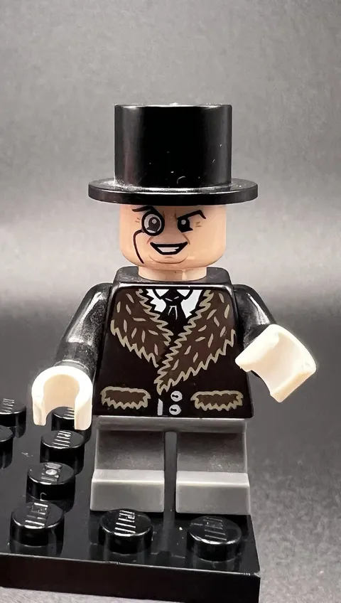 LEGO Minifigure The Penguin Fur Collar Super Heroes DC Batman 76010 sh096 Sh0096